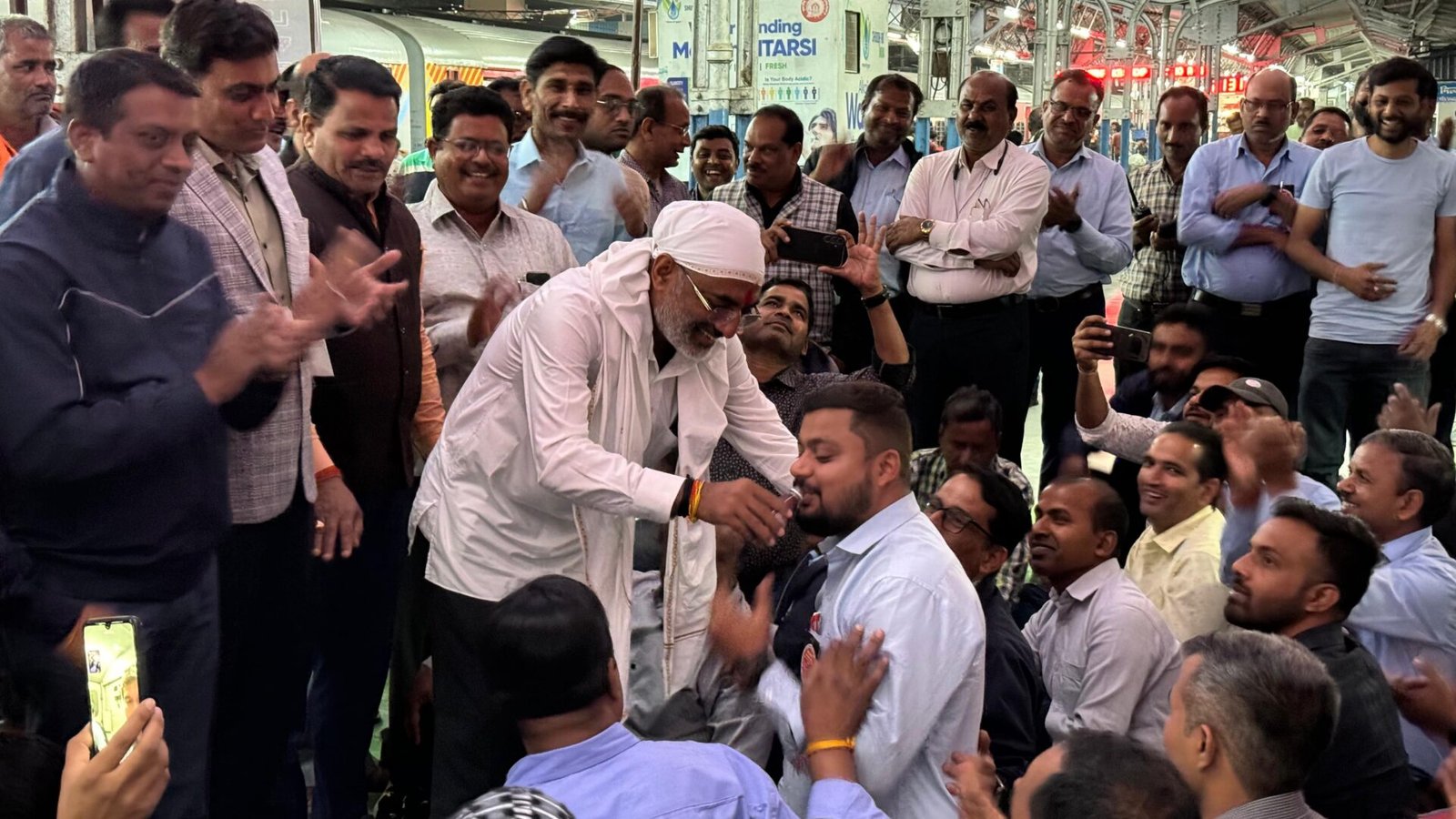 The MP reached Itarsi station at 9.30 pm and ended the hunger strike of ALARSAA members