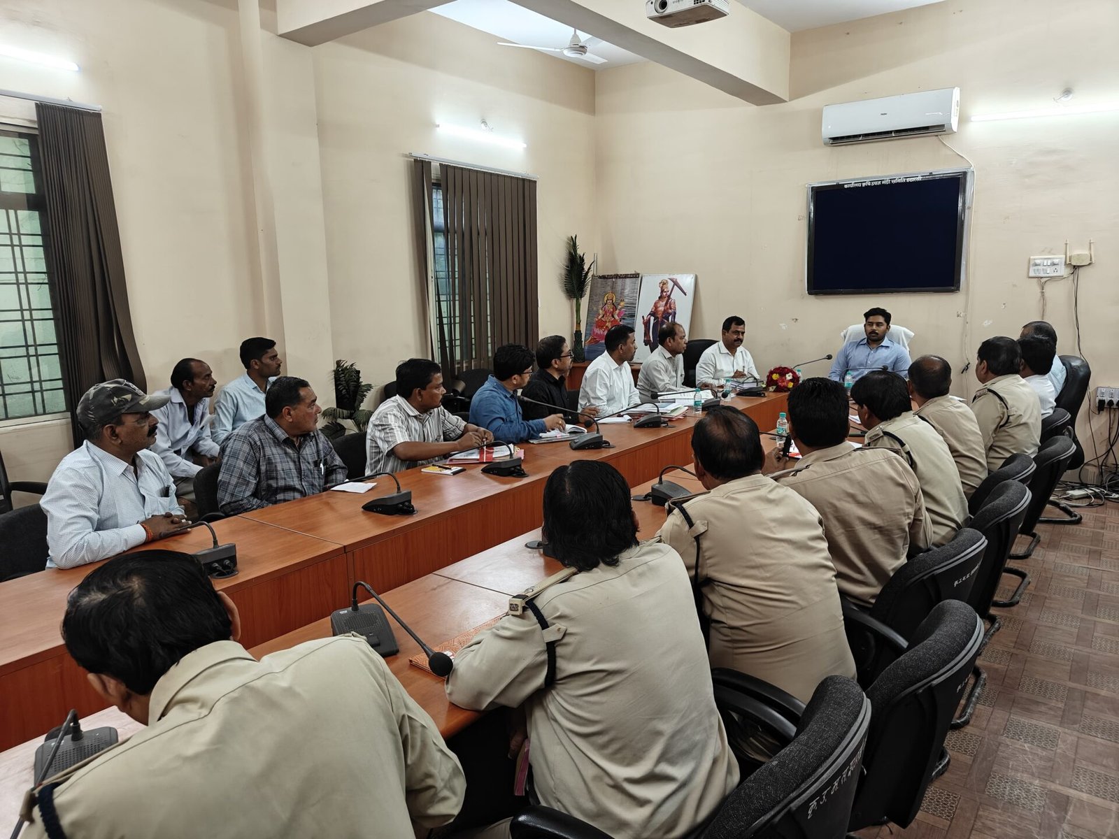 एसडीएम ने लगाई मंडी कर्मियों की क्लास, दो कर्मचारी करेंगे परिसर की नियमित निगरानी 1 SDM held a for Mandi workers, two employees will regularly monitor the premises