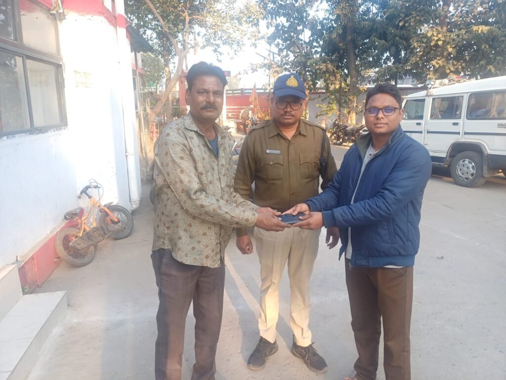 A young man handed over the mobile phone left in the ATM to the owner before the police.