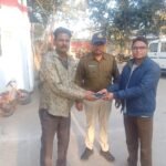 A young man handed over the mobile phone left in the ATM to the owner before the police.