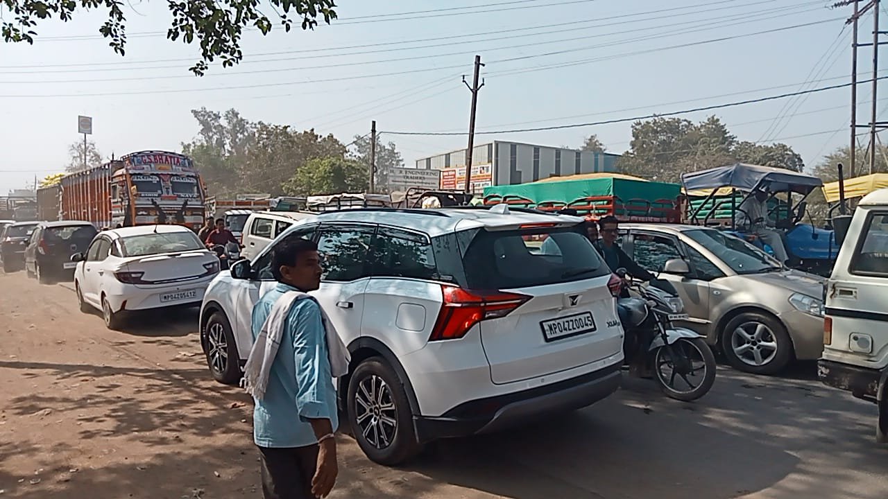 Bumper arrival of grains in Krishi Upaj Mandi, jam in front of the market for hours
