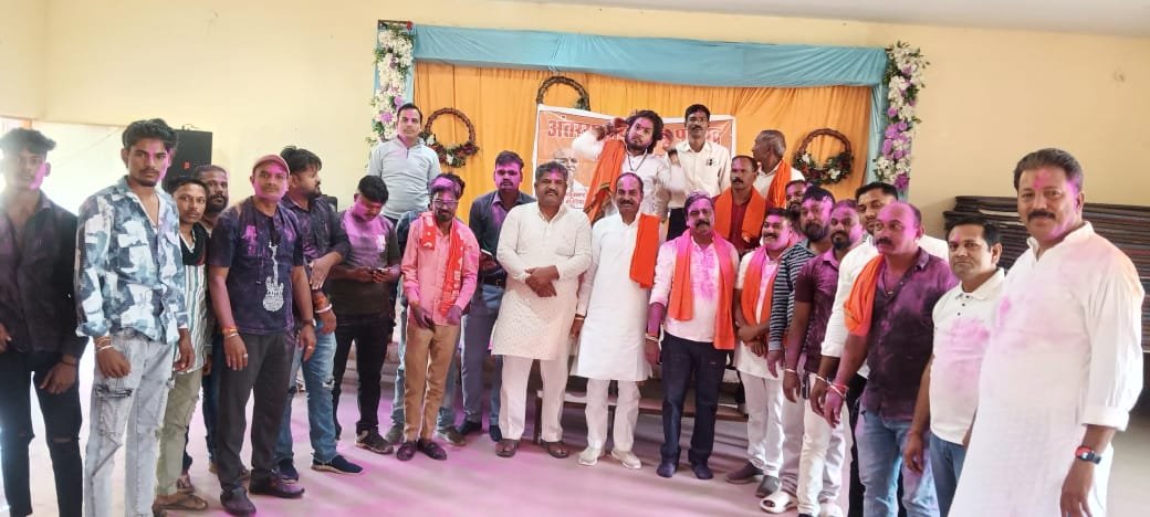In the Holi Milan function of Rashtriya Bajrang Dal, a resolution was taken to recite 251 Hanuman Chalisas in the village ward committee