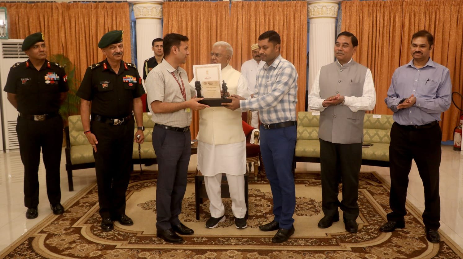 The Governor of Madhya Pradesh honored the Divisional Commissioner of Narmadapuram