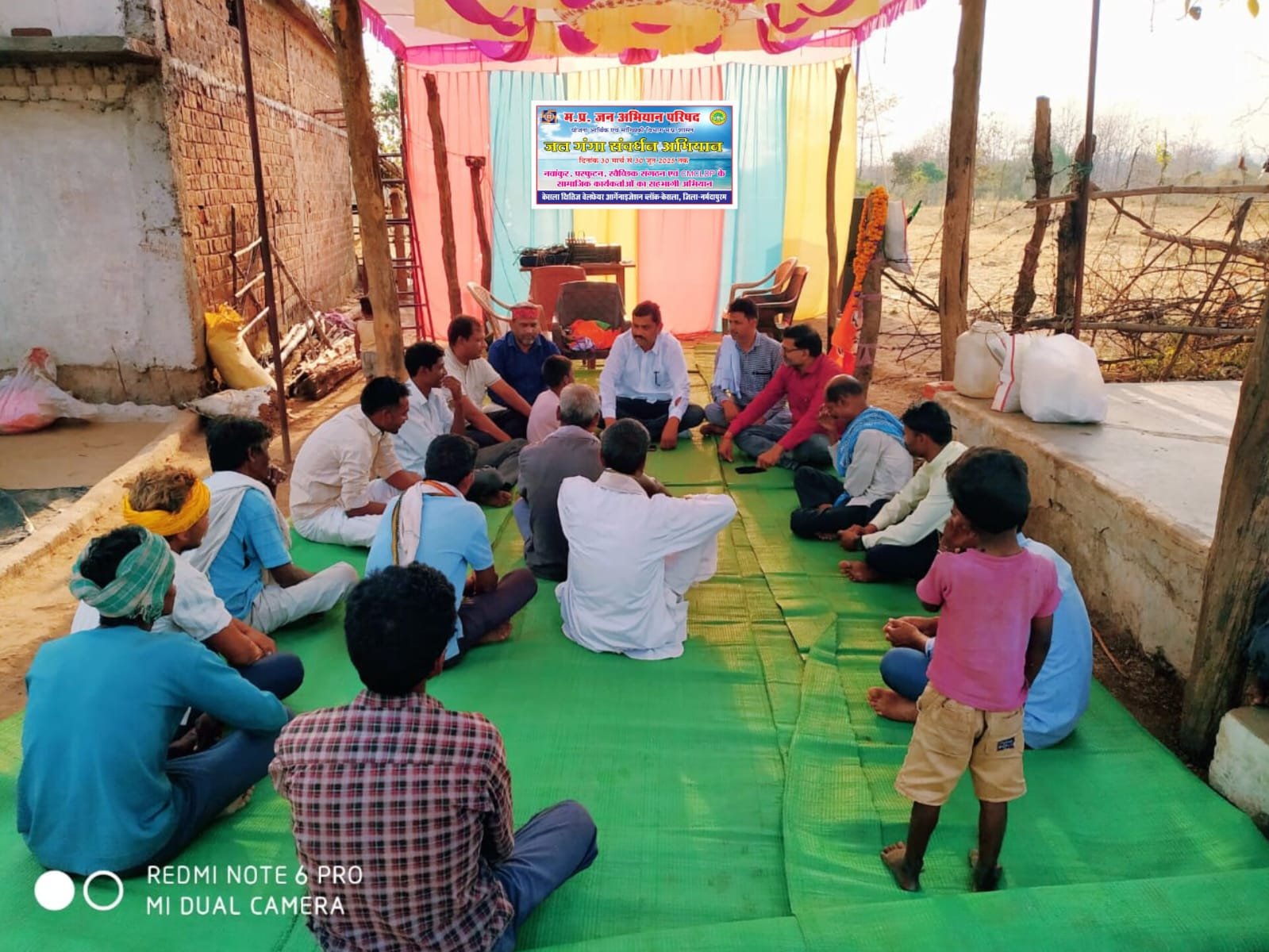 Measures for water conservation were explained in the water seminar of Jal Ganga Samvardhan Abhiyan in village Dhansai