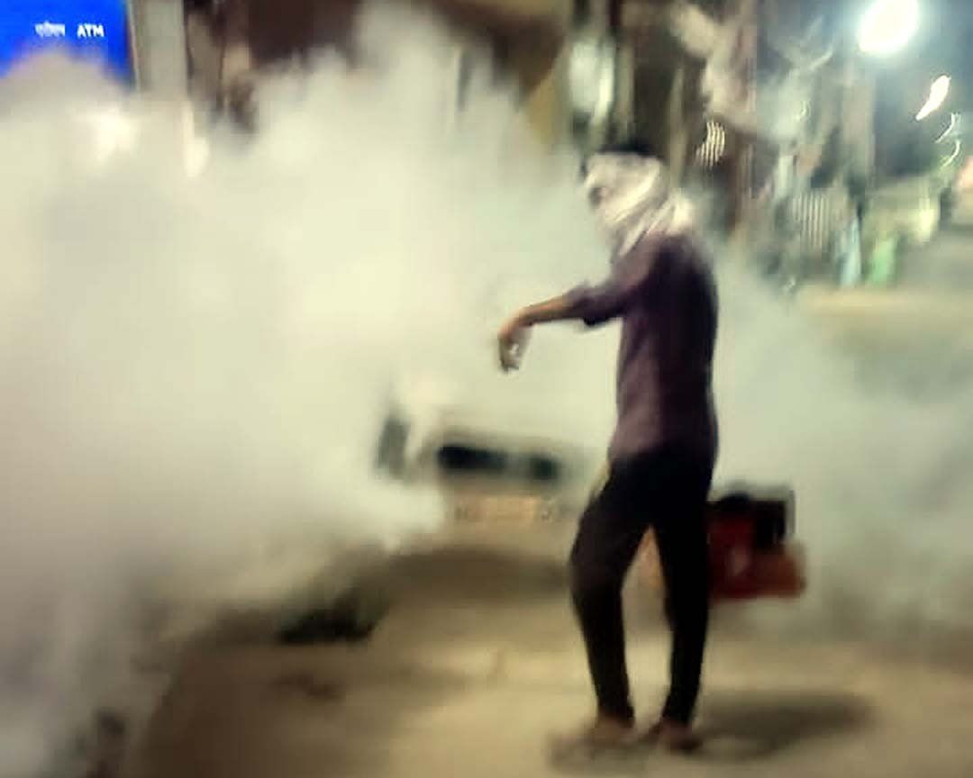 Smoke is being emitted by the Nagar Palika through fogging machines, as soon as evening falls the machines are being run in the wards on a war footing