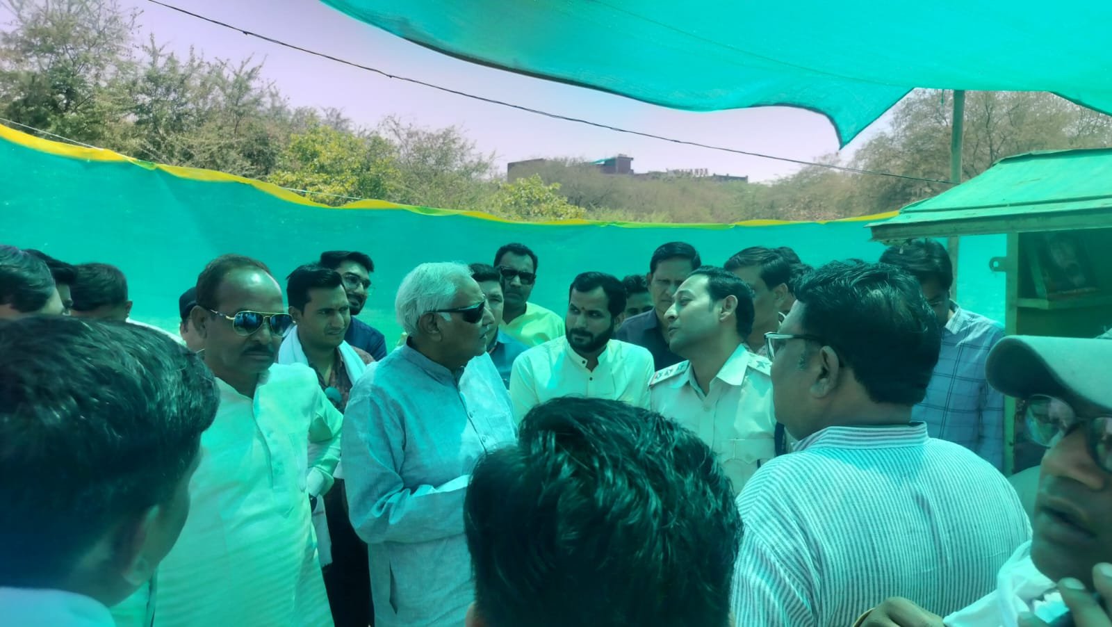 A liquor shop was being run in a field by making a hut, MLA got it closed