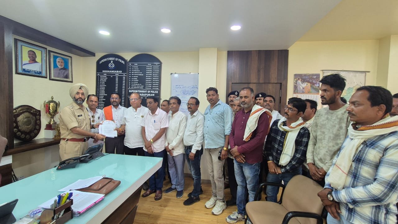 Party leaders submitted a memorandum to the SP in protest against the assault on a BJP leader by a policeman