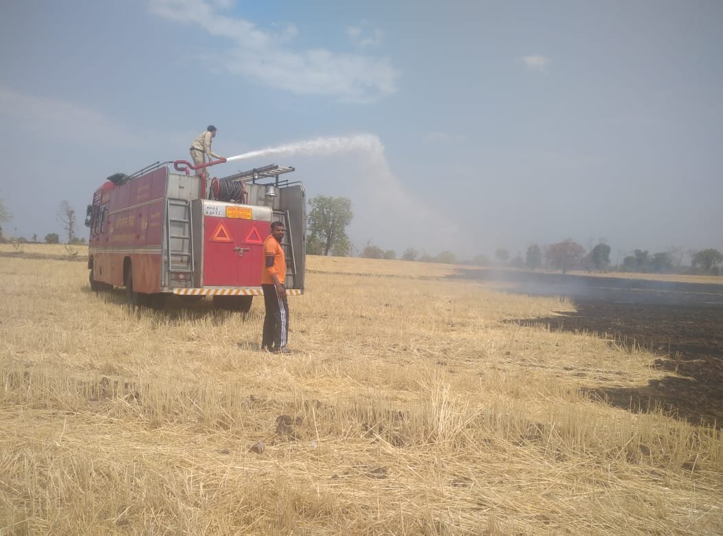 The stubble in the field caught fire again, timely efforts saved the house and straw from burning