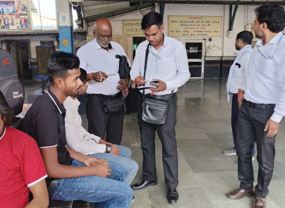 190 passengers caught during ticket checking at Itarsi station, fine of Rs 1.11 lakh collected