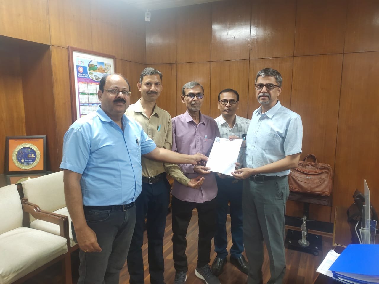 All India Station Master Association gave a memorandum of ten point demands to DRM