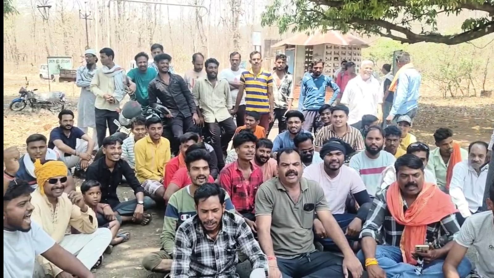 Road blockade due to lack of BSNL mobile network in Tawanagar