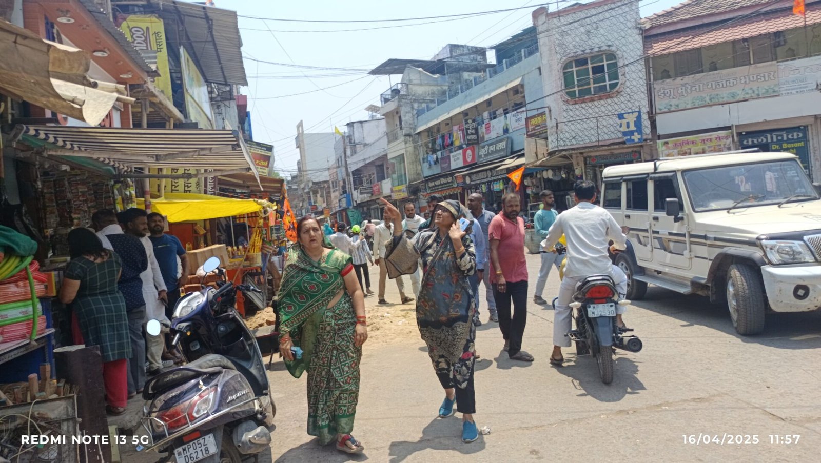 Municipal President Neetu Yadav and CMO Hemeshwari Patel inspected the market area in the scorching sun