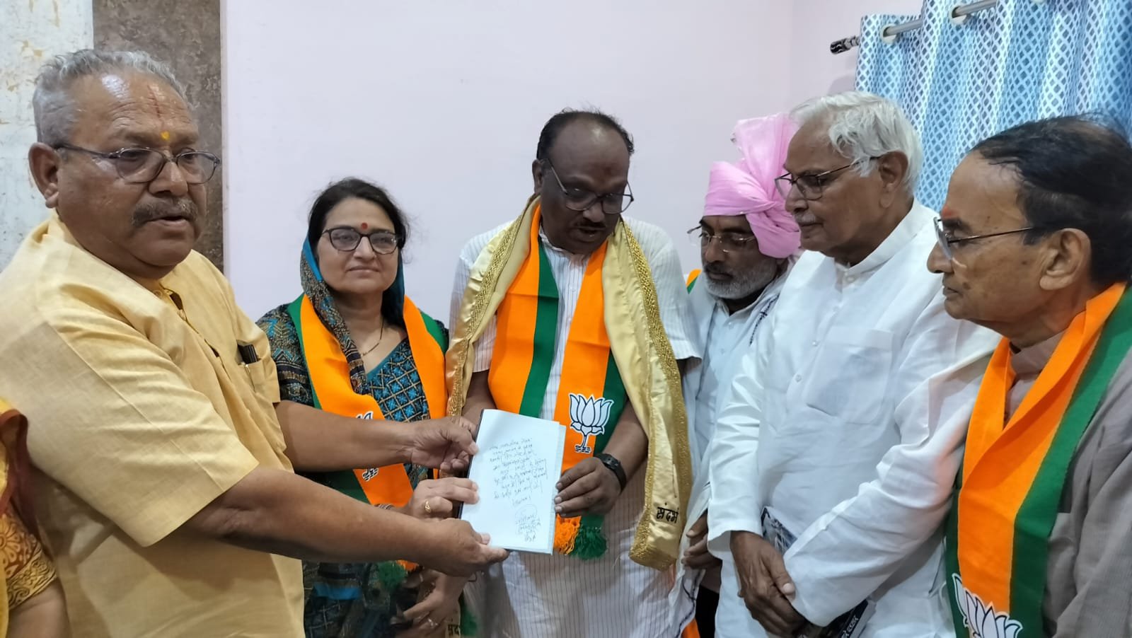 Union Minister of State Durgadas Uikey released the reference book Itarsi