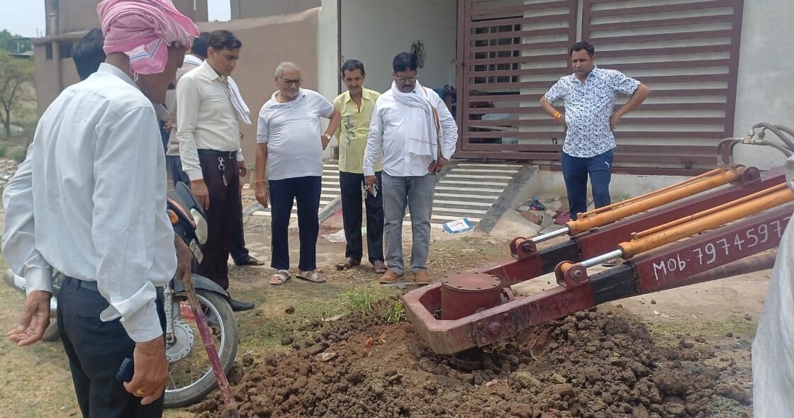 The municipality is making recharge pits to make the tube wells water-rich, the Municipal Chairman inspected