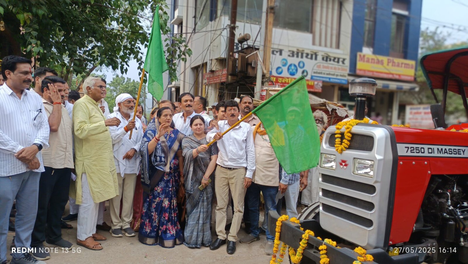 The municipality bought two sewage tankers for the urban area, the guests flagged them off
