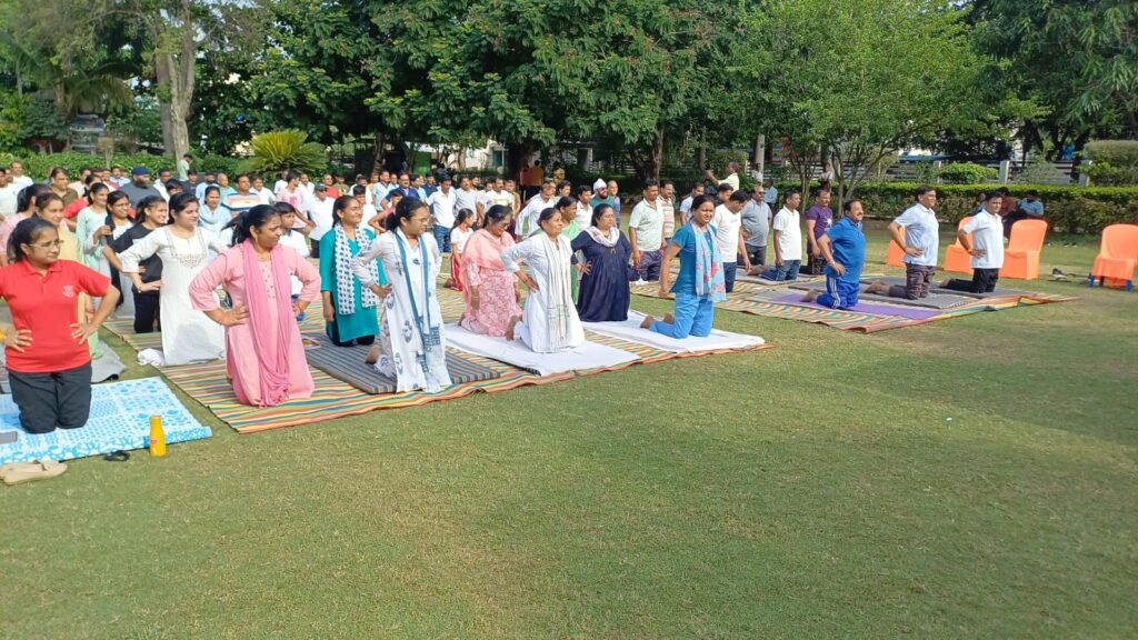 योग दिवस पर नपाध्यक्ष ने अटल पार्क में रोपा नीम का पौधा 3 Atal park 7