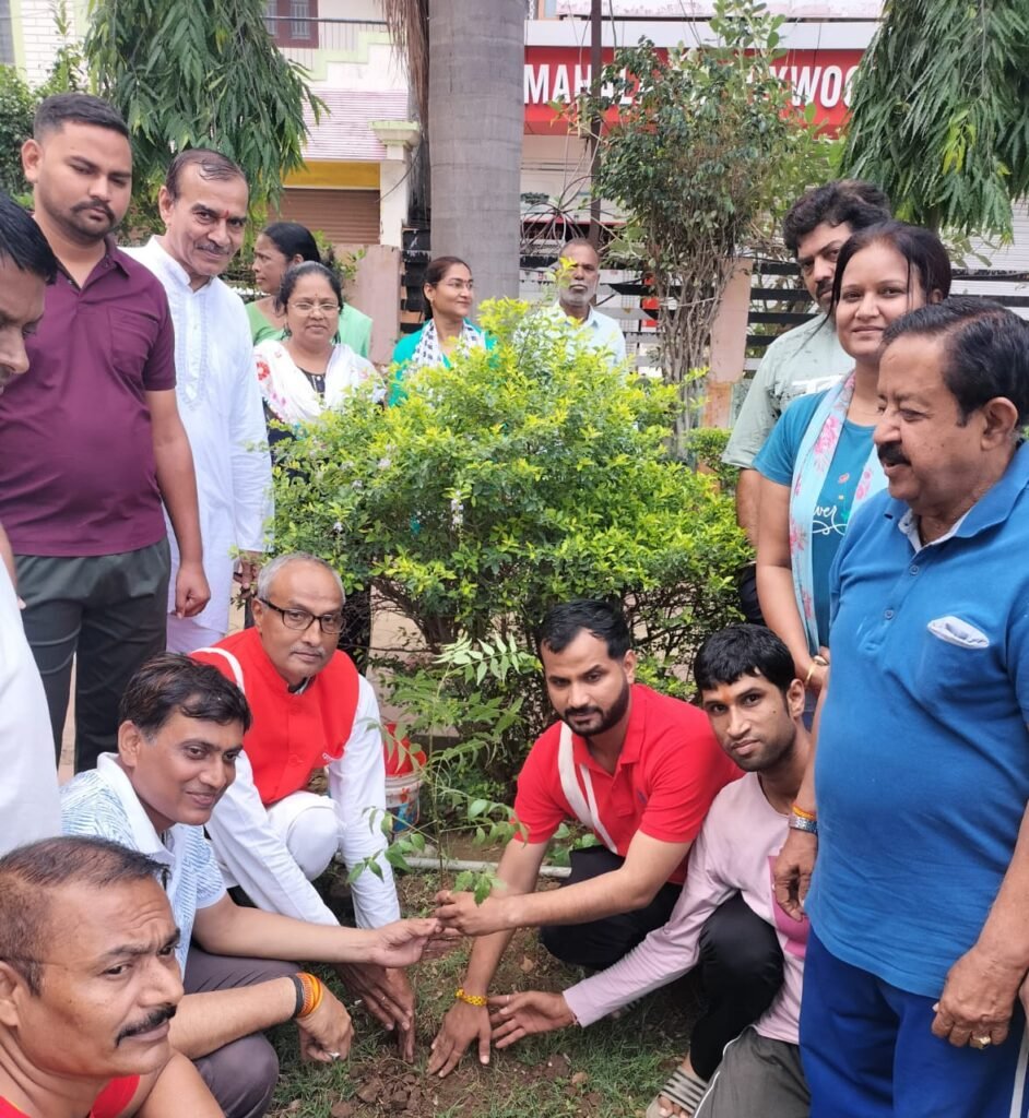 योग दिवस पर नपाध्यक्ष ने अटल पार्क में रोपा नीम का पौधा 2 Atal park 8