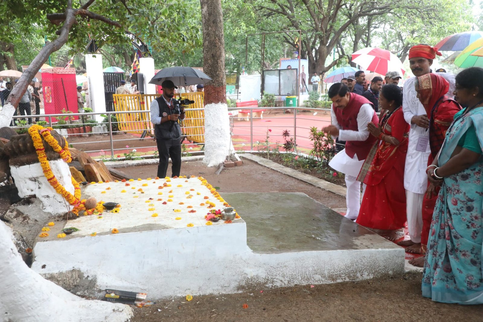 Chief Minister paid obeisance at the sacred shrine established by Raja Bhabhut Singh