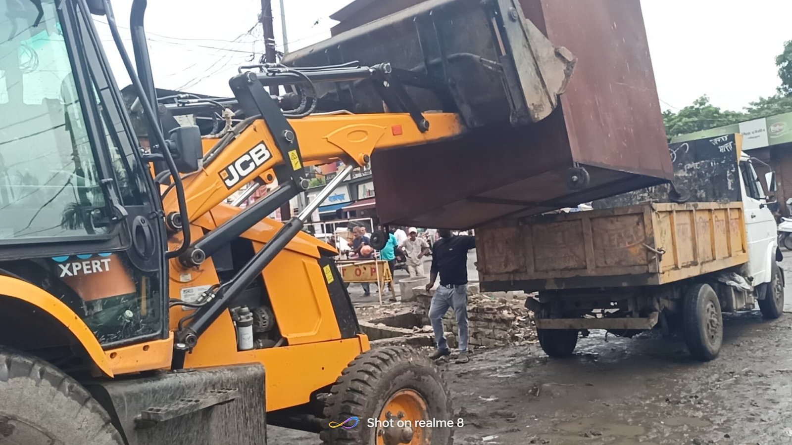 The municipal team strictly removed the encroachment, if it is repeated then strict action will be taken