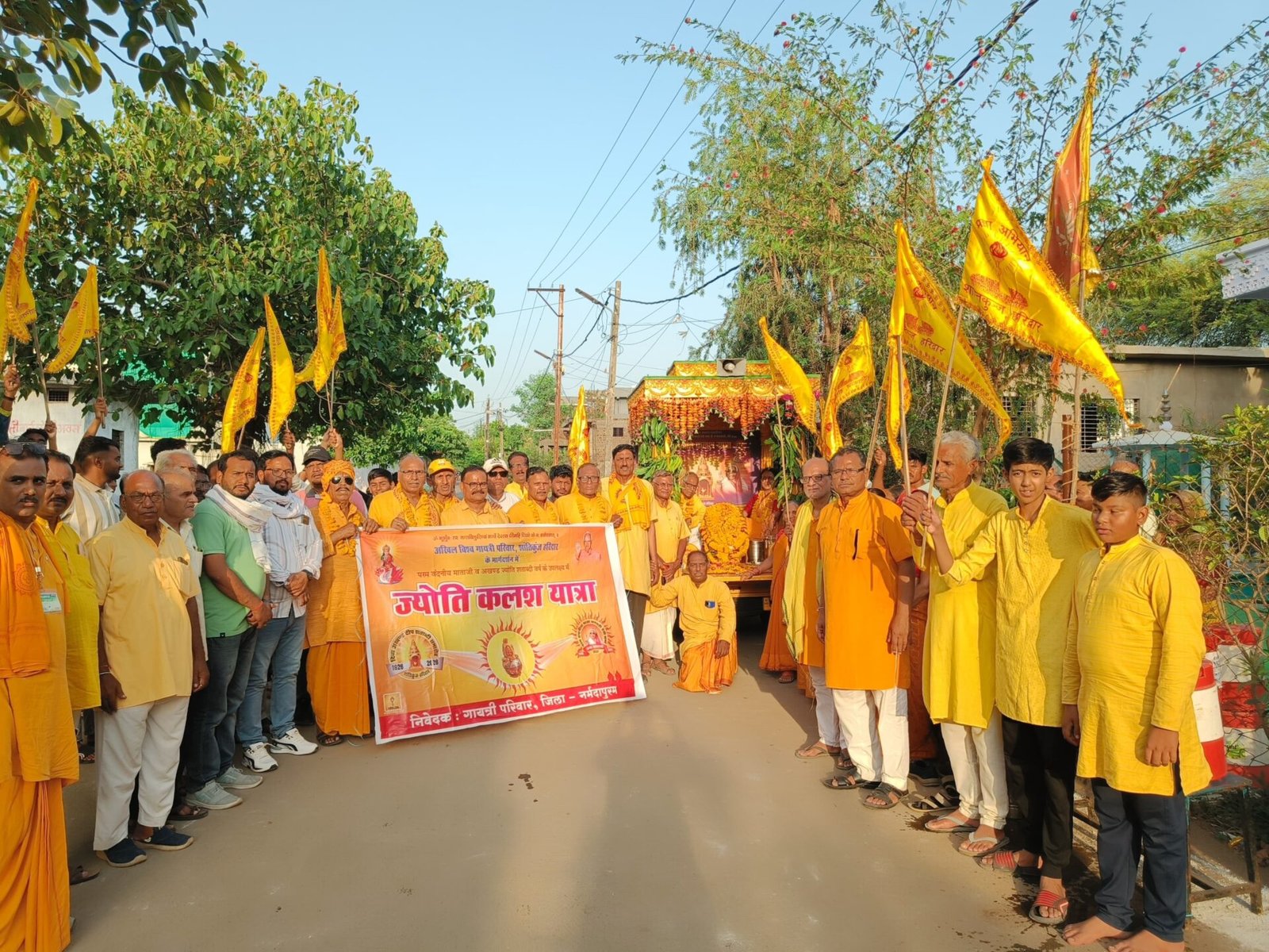 Jyoti Kalash Yatra of Gayatri Parivar was welcomed at many places