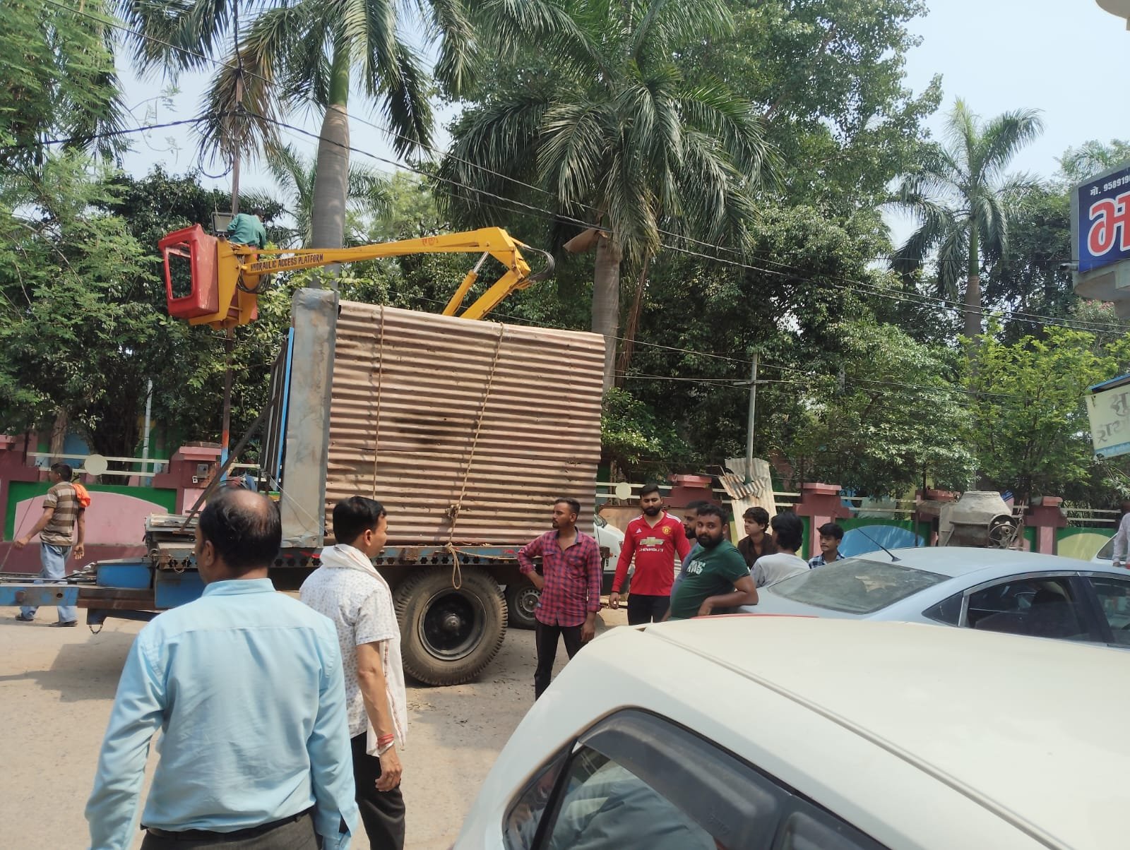 Local people had made a written complaint to the CMO, Nagar Palika removed encroachment from Choti Bajariya area