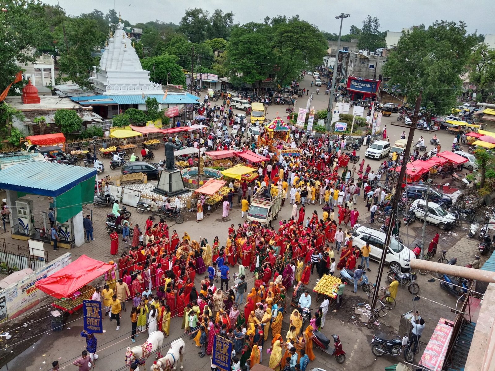 The enthusiasm of Jagannath devotees is at its peak, neither stopped in the sun nor in the rain