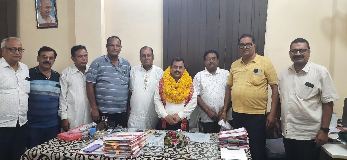 The Itarsi Grain Merchant Association congratulated the Mandi Secretary on his appointment as Divisional President
