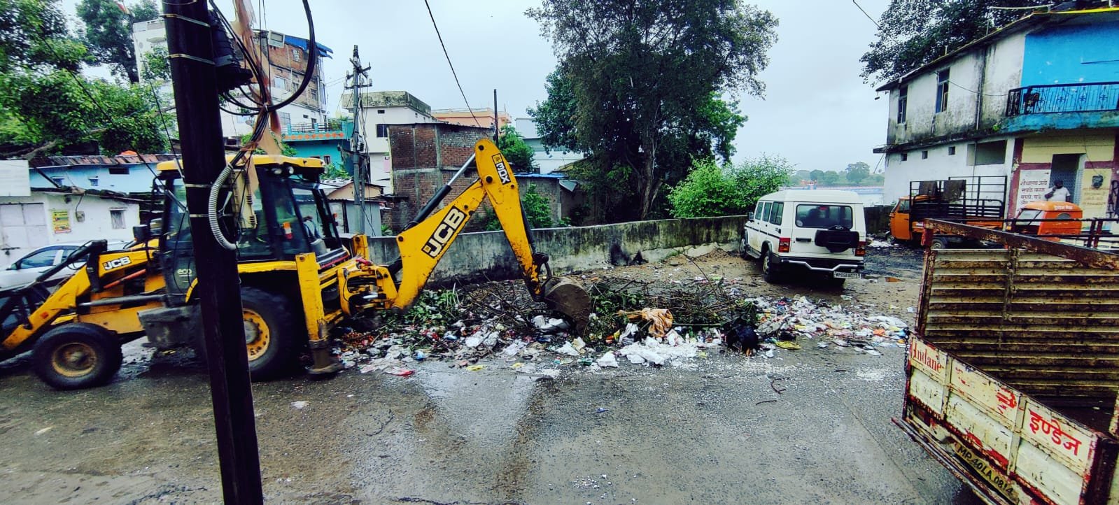 Sanitation workers are cleaning the wards in pouring rain, those who throw garbage will be fined