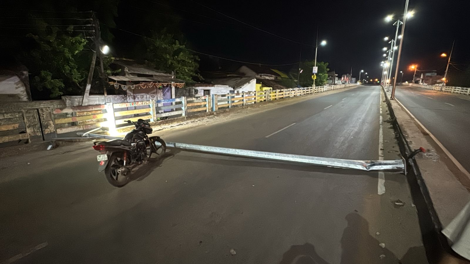 The light pole on the overbridge broke, the youth removed it from the way