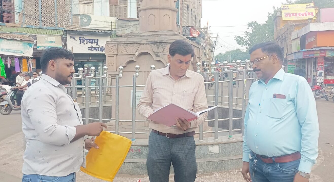 Municipal President Pankaj Chaure inspected the cleanliness system in the market, sanitation workers were found missing,