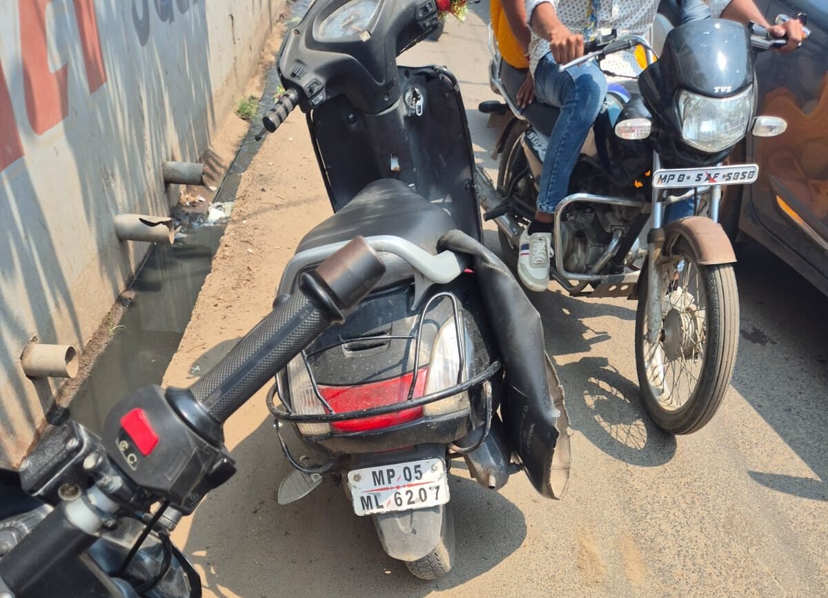 Car driver hits scooter rider on Bharat Mandir Road, dies in hospital
