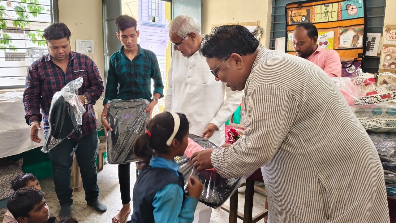 Students in Itarsi are getting educational material and competitive exam books from Vidya Daan Bank