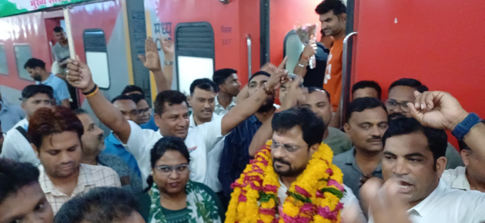 The General Secretary of West Central Railway Mazdoor Sangh was welcomed at the railway station