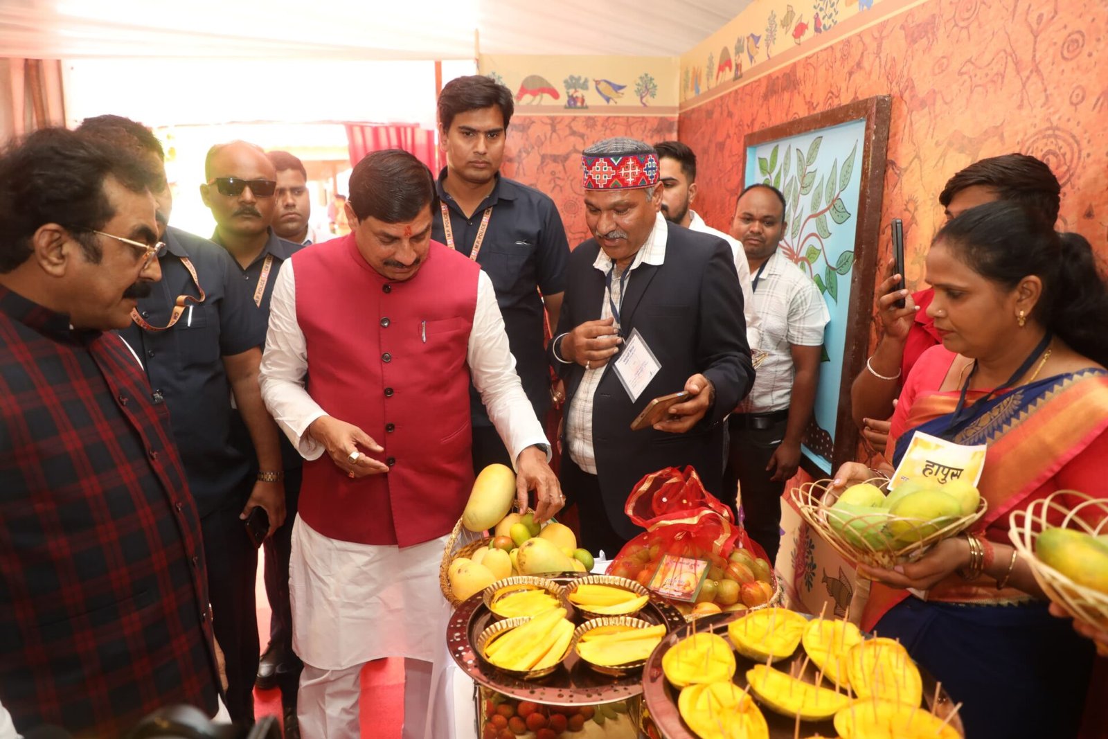 Chief Minister Mohan Yadav tasted mango with ministers in Pachmarhi