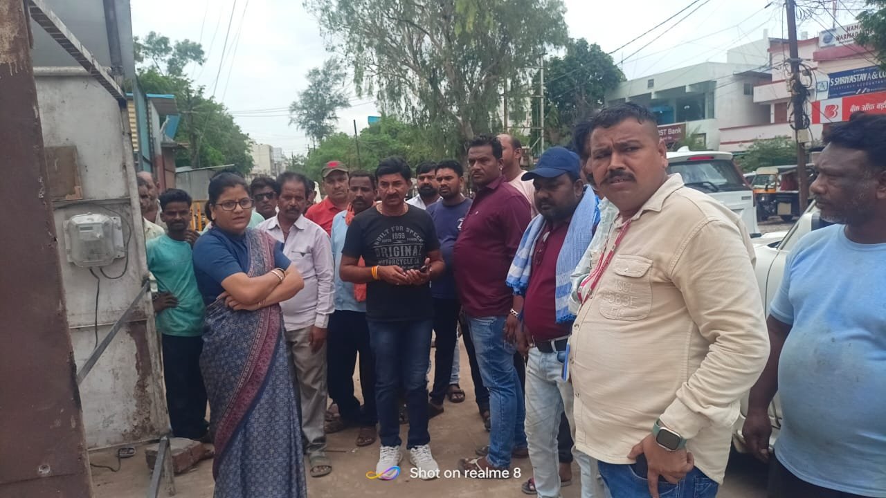 CMO and MLA representative inspected Meenakshi Chowk