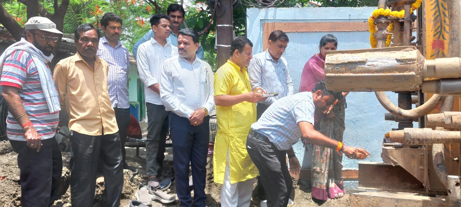 Bhoomi Pujan was done for digging a tube well in Ward 23 from MP fund
