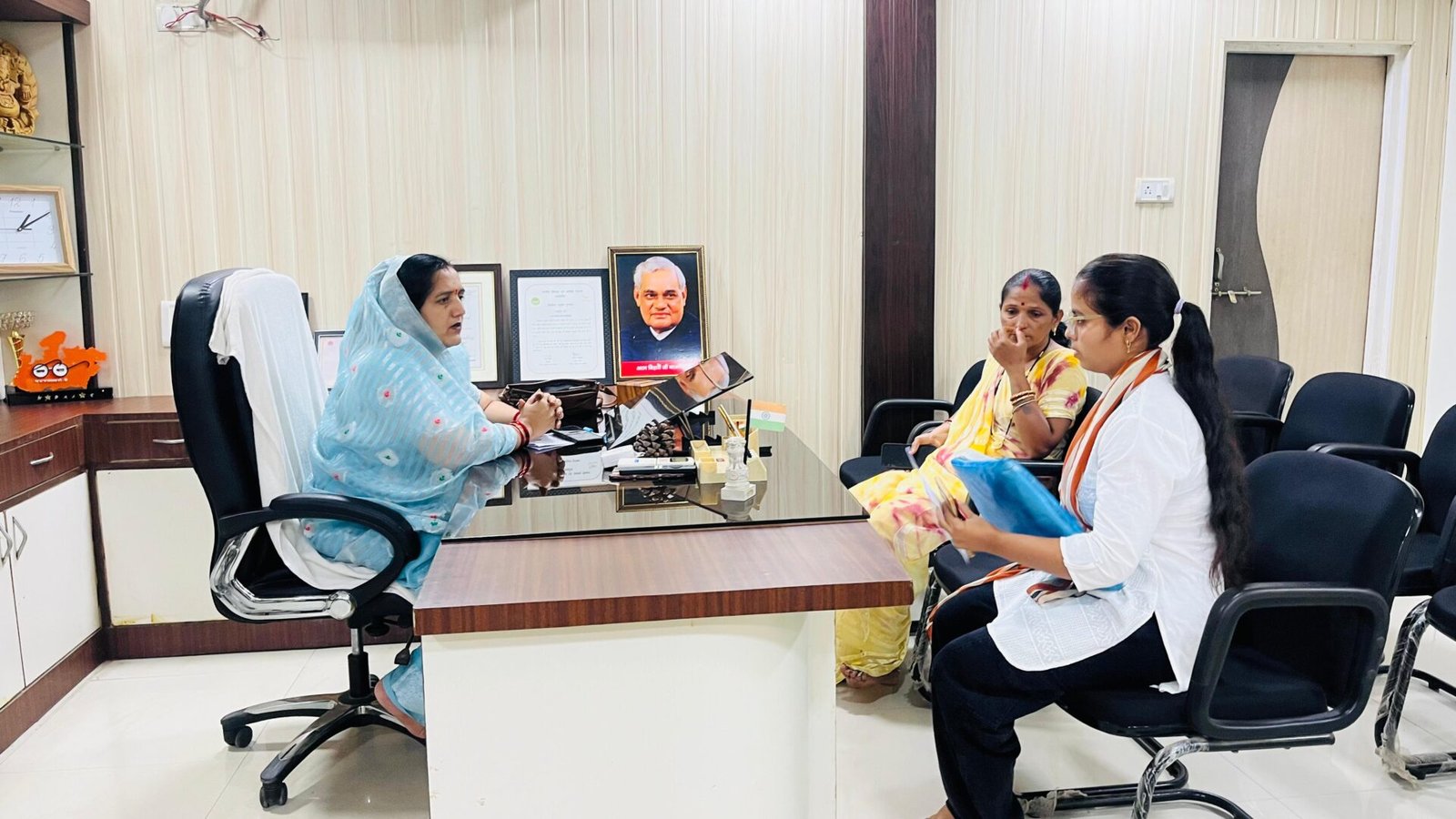 Municipal President Neetu Mahendra Yadav heard the problems in the office and appealed for cooperation in the cleanliness campaign