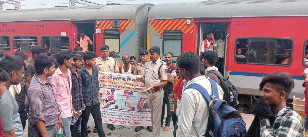 Special campaign launched at Itarsi station for safety and awareness of passengers