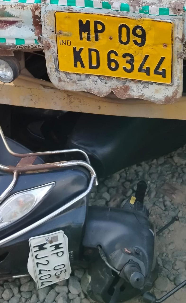 A truck loaded with grains hit a scooter rider at Kheda
