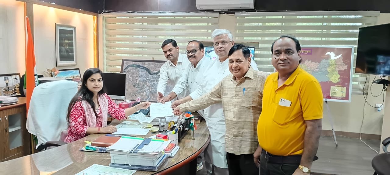 Congress submitted a memorandum to the collector, demanding payment of outstanding dues of moong and removal of shortage of fertilizers