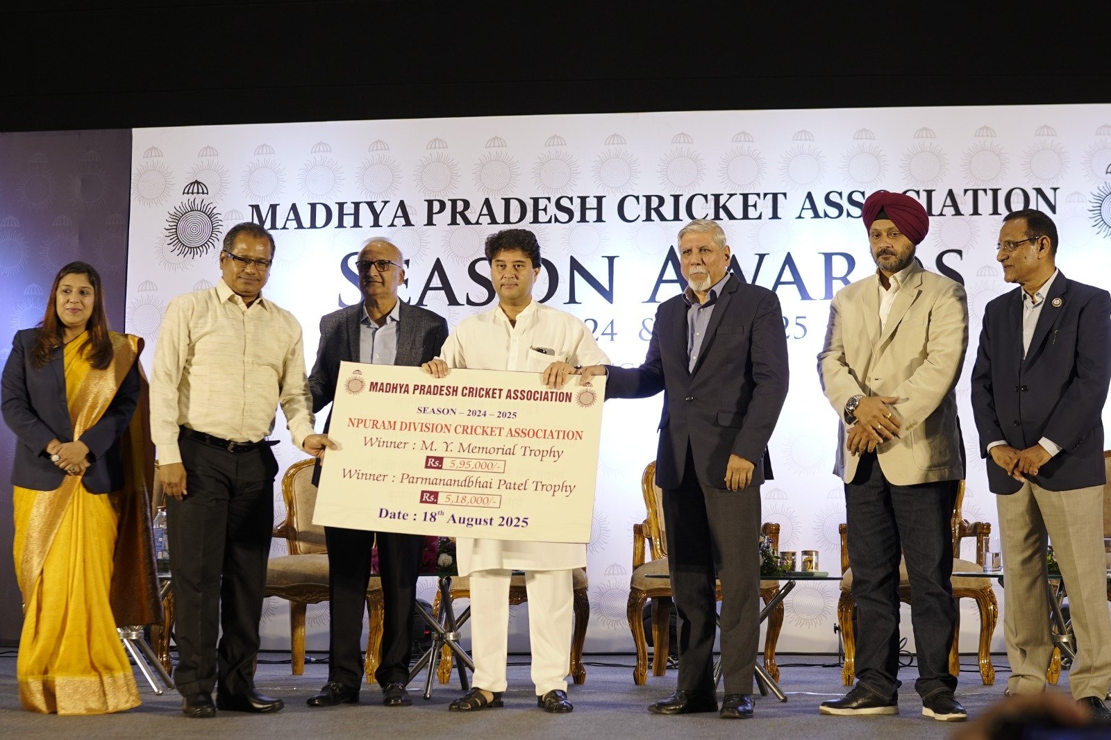 Narmadapuram Cricket Association received honor from Union Minister