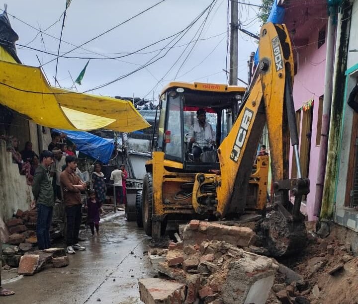 Municipality removed encroachment in Nala Mohalla, paving the way for development work