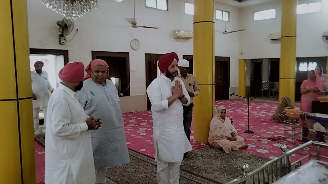 Congress leader Gurdeep Singh Sappal bowed his head in the gurudwara