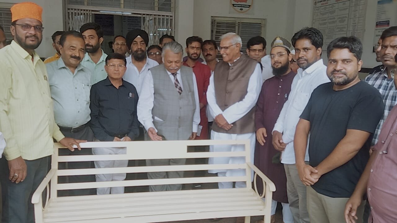 मुस्लिम समाज ने मरीजों की सुविधा के लिए अस्पताल में बेंच दान की 1 Muslim community donated benches to the hospital for the convenience of patients