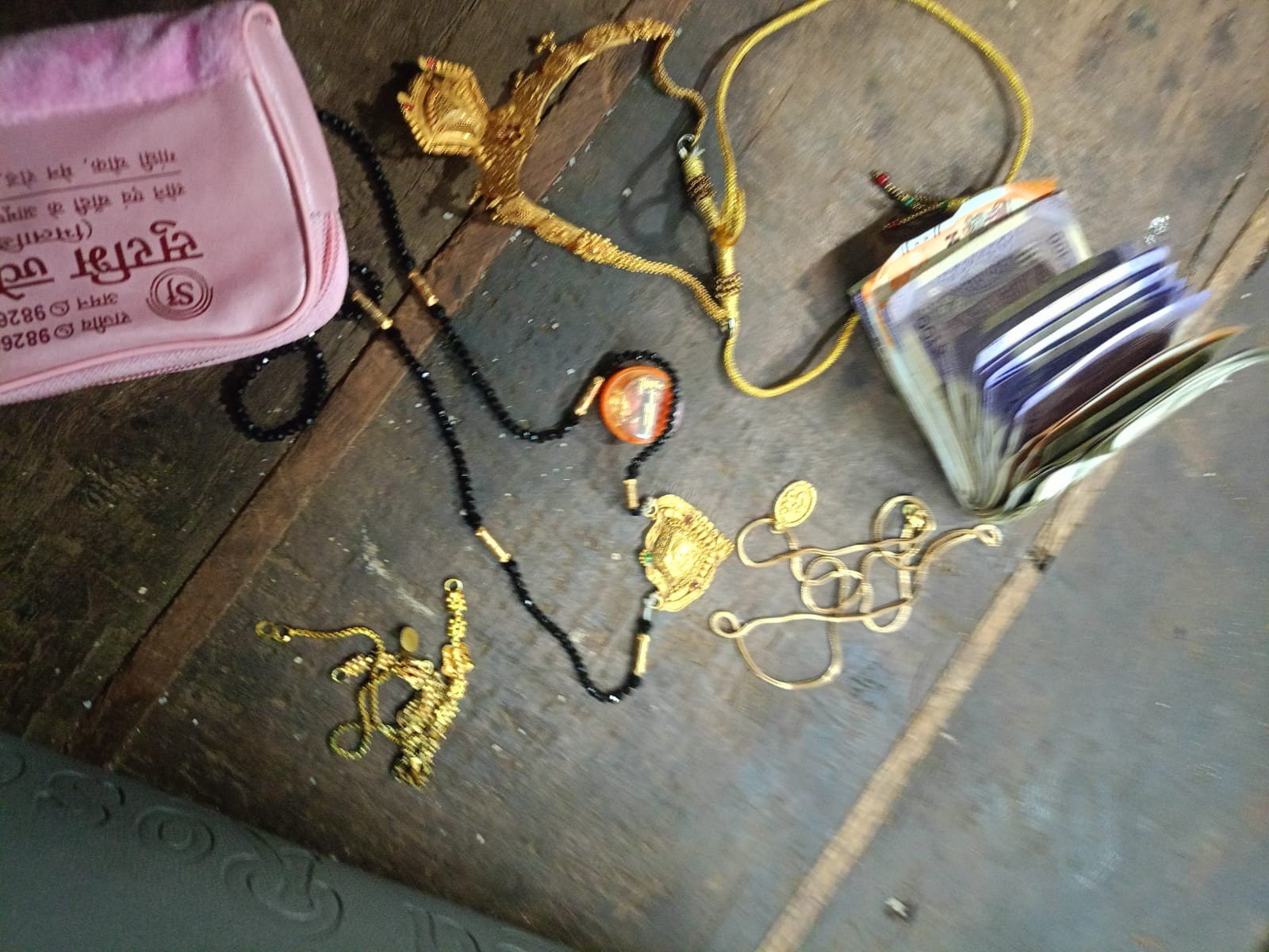 Jewellery and cash worth lakhs found, Radhavallabh Sadh Dinesh Lovanshi called and asked for return