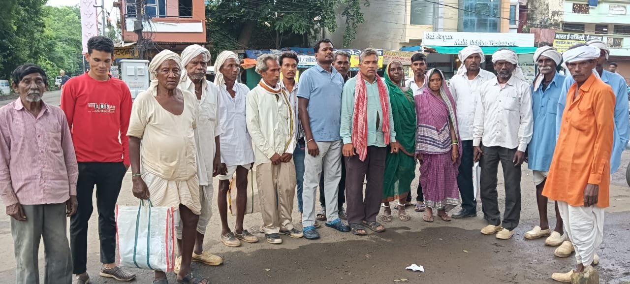 Farmers met the commissioner with the problem of compensation for the land getting submerged in Chandkiya Dam