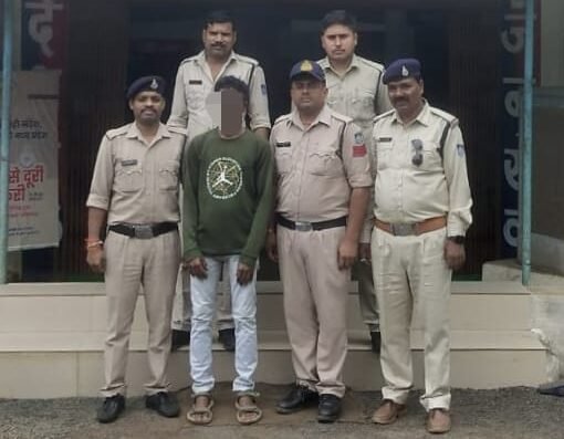 Makhan Nagar police arrested the accused of embezzlement who was absconding for two months from Indore