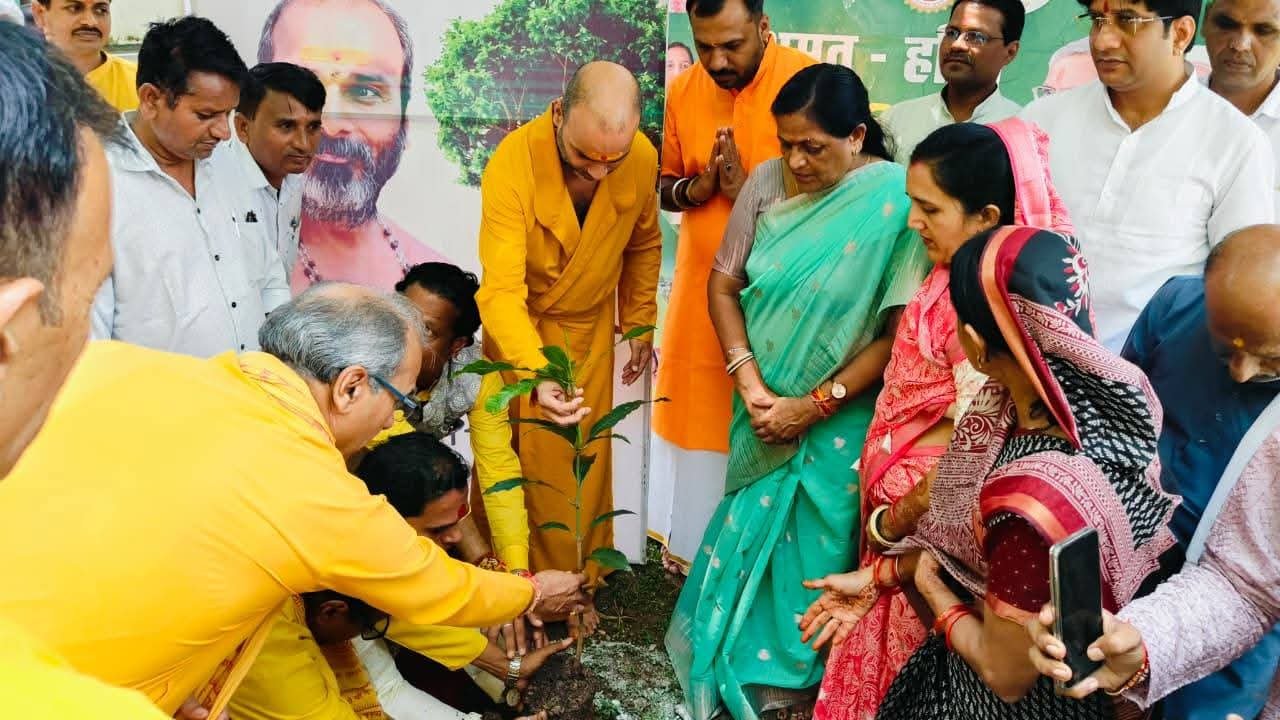 Narmada devotee Dada Guruji planted trees in Narmada College