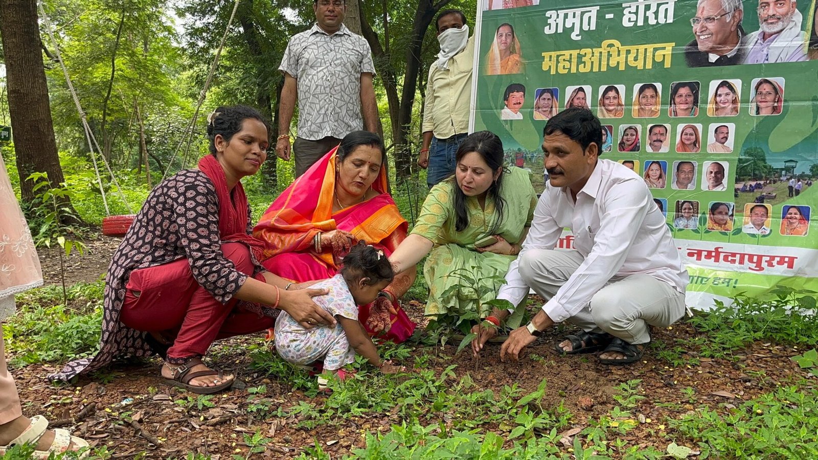 नपाध्यक्ष नीतू यादव ने पर्यावरण संवारने किया पार्षद संग किया पौधरोपण 1 Municipal President Neetu Yadav planted saplings with the councilor to improve the environment