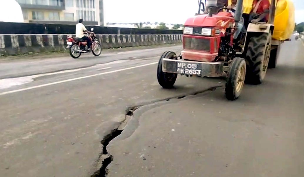 Cracks in the new bridge on the Itarsi-Narmadapuram road, a high-level investigation is needed.